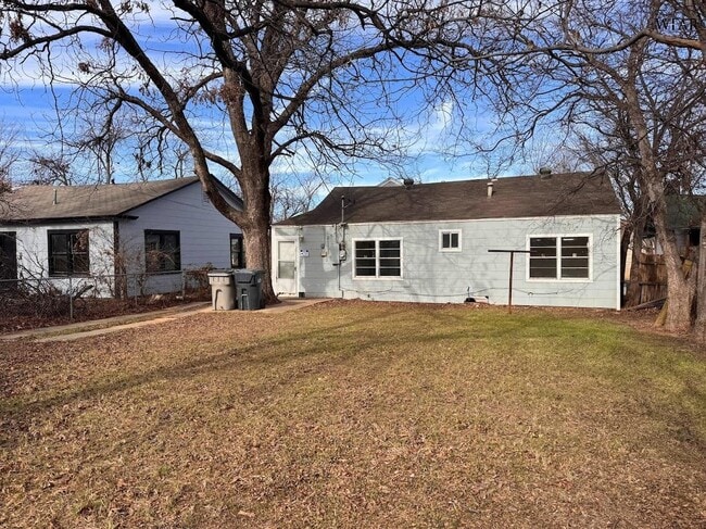 Building Photo - 2209 Talunar Ln