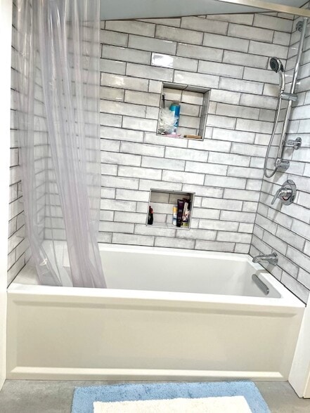 Deep soaking tub - 1139 Belvedere St