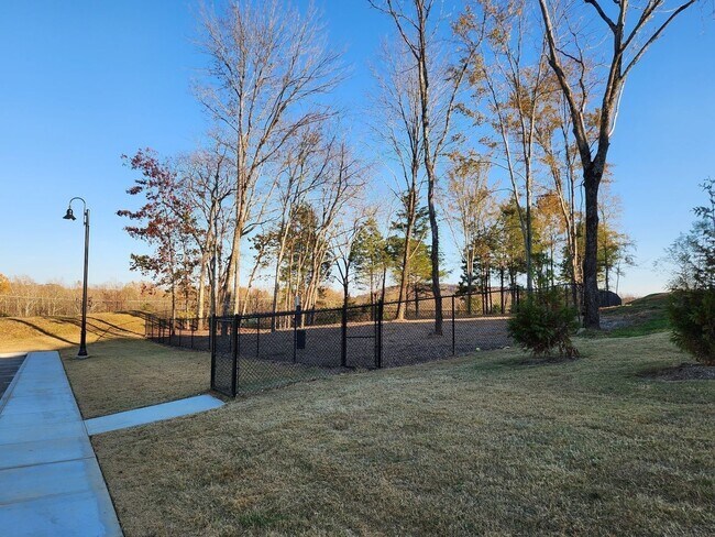 Building Photo - FOR LEASE: END UNIT TOWNHOME LOCATED IN LE...