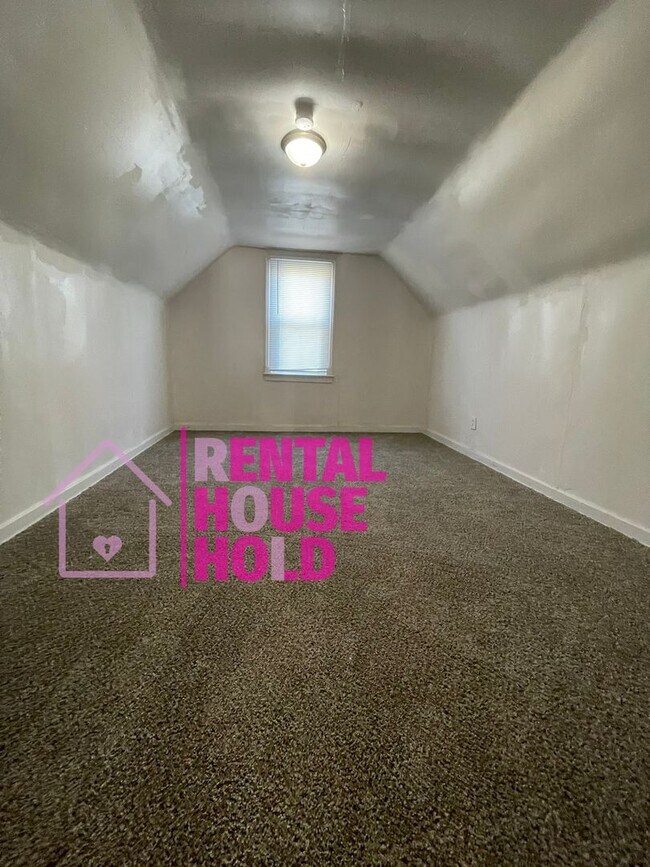 Building Photo - ~ 3 BEDROOM 1 BATH FREE PRE-SCREEN