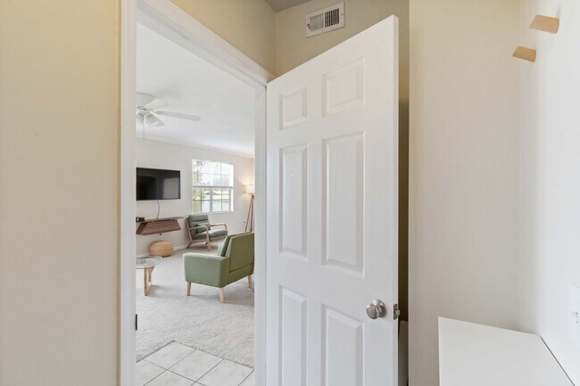 Building Photo - Spacious 2/2 condo with beautiful water vi...