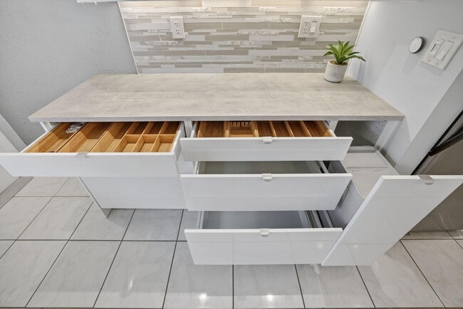 Building Photo - 4051 NE 13th Ave