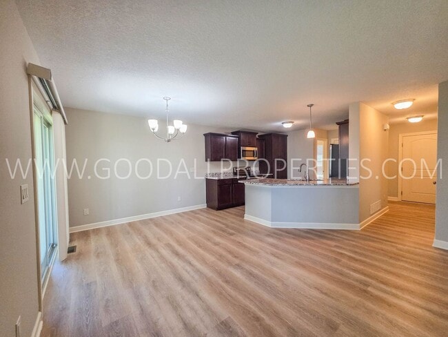 Building Photo - 885 Northview Dr