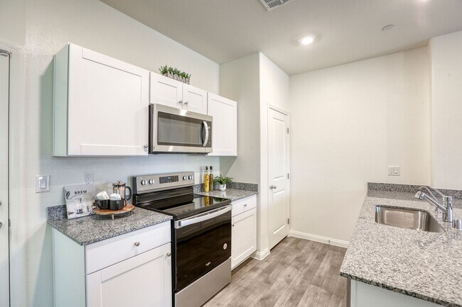 Building Photo - Furnished Henderson 3BR w/ Community Pool & fitness center