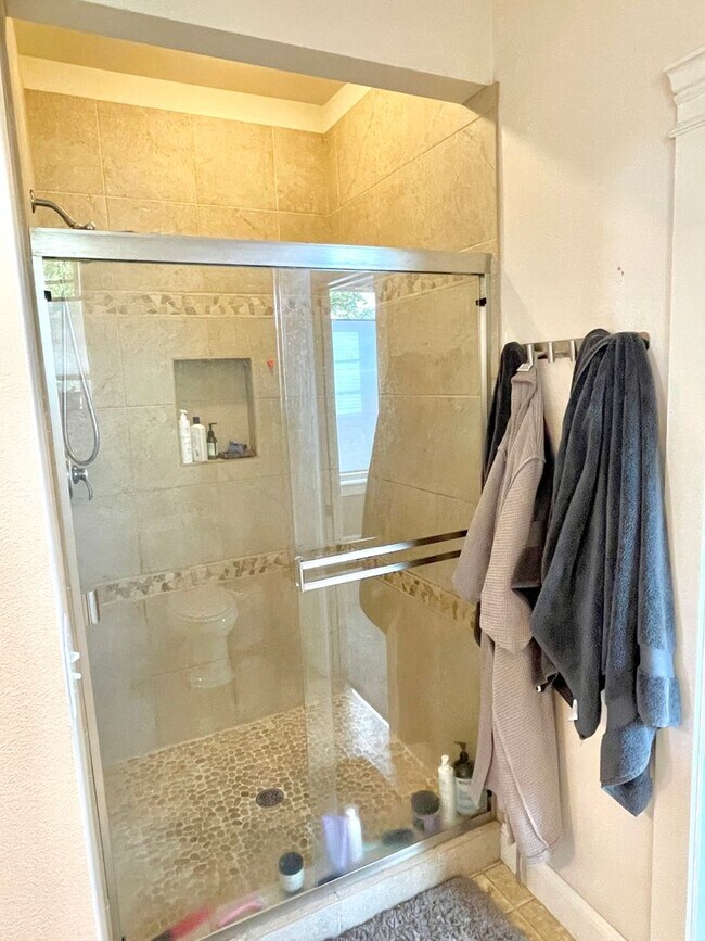 Building Photo - Corner unit townhouse in Piedmont condominium community