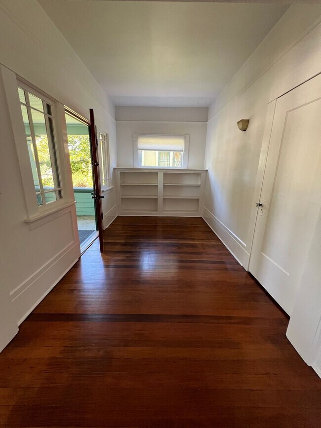 Building Photo - Charming 1910 Craftsman Home – 3BR/2BA + B...