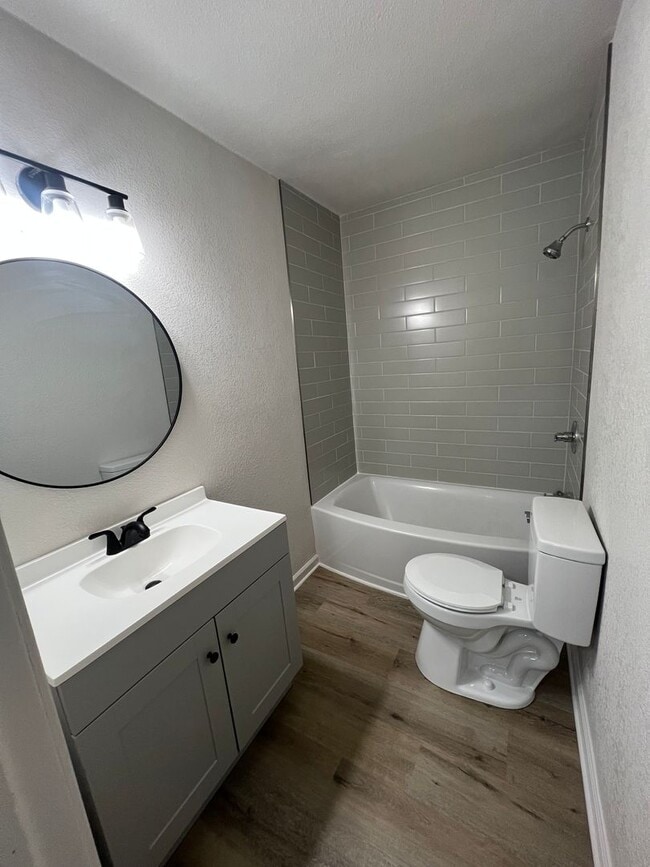 Building Photo - 4-bedroom, 1.5-bathroom rent house located...