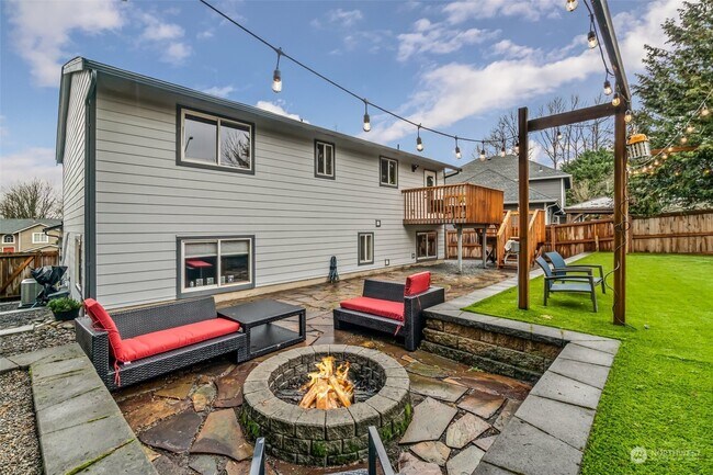 Building Photo - 1423 85th Dr NE