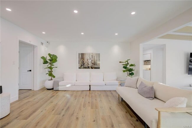 Building Photo - 8161 Encino Ave