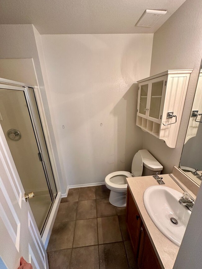 Building Photo - 3 bedroom townhome - Don't miss out!