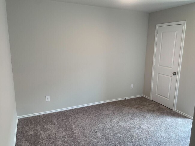 Building Photo - *MOVE IN SPECIAL* Comfortable Living with Open Kitchen & Fenced Yard!