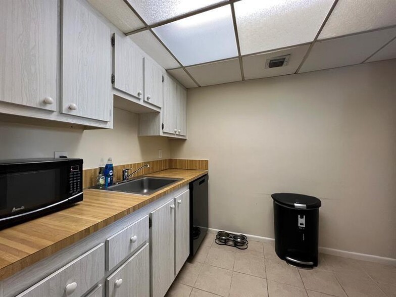 Building Photo - 1807 Fairview Villas Dr