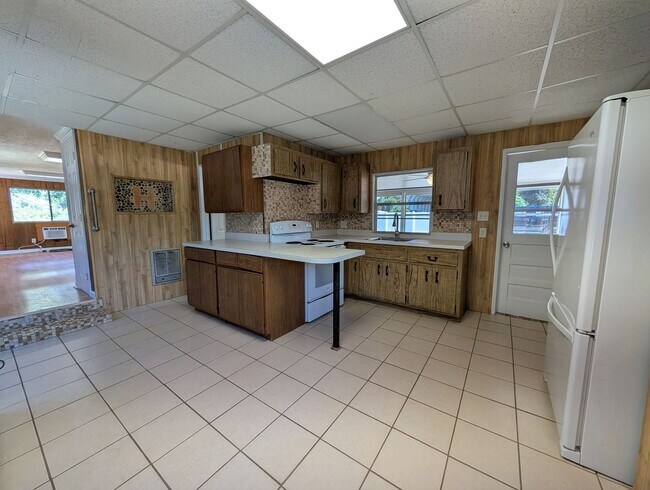 Building Photo - 18911 Panther Ps