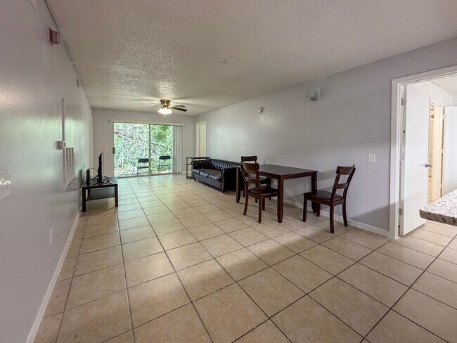 Building Photo - 4BR/4BA Condo off SW 34th Street - available NOW!