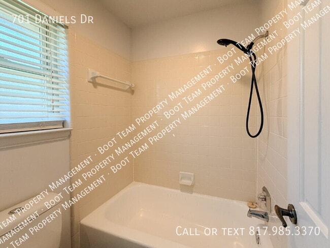 Building Photo - 701 Daniels Dr