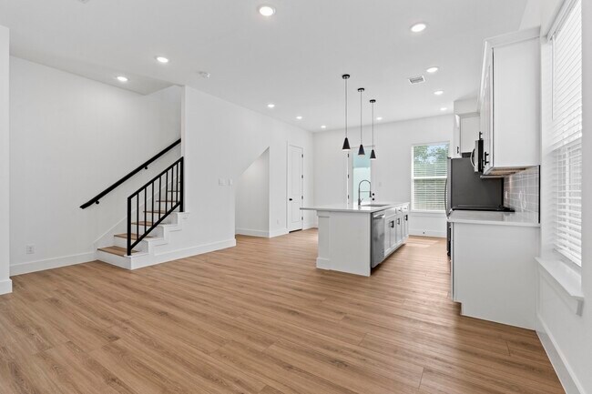 Building Photo - 9437 Pembrook St