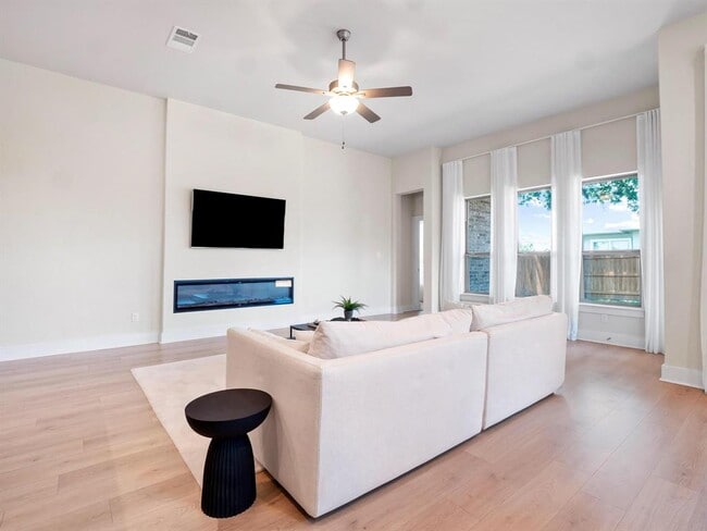 Building Photo - 2209 Santa Isabella Dr