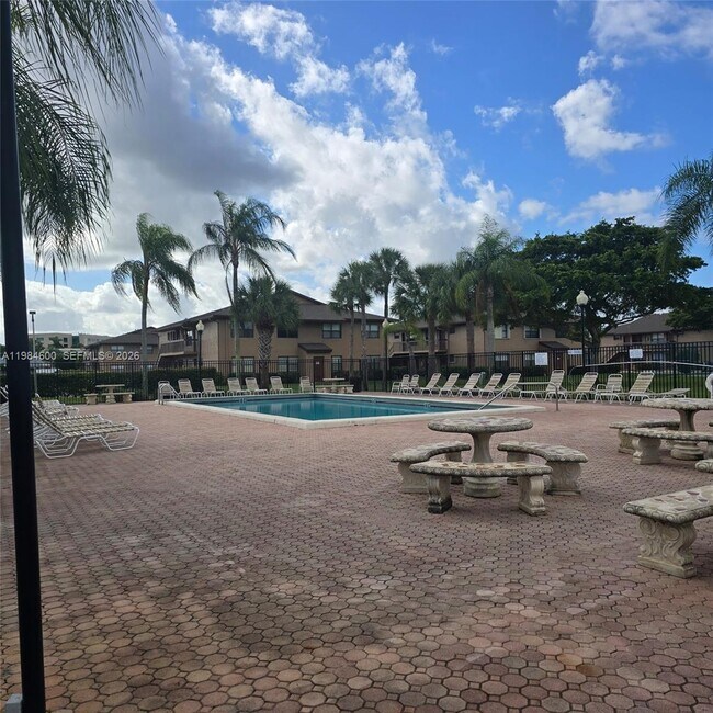 Building Photo - 10020 Winding Lake Rd