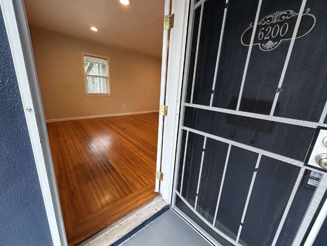 Building Photo - Cute 2 bedroom 1 bath in Tahoe Park Sacram...