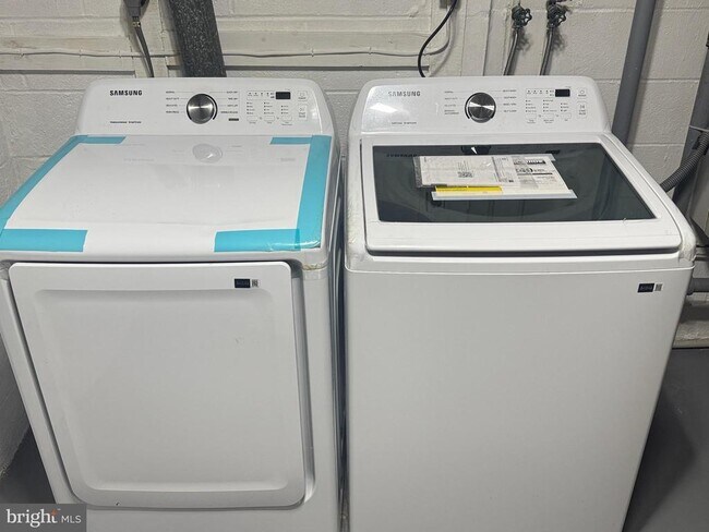 Building Photo - 9250 Three Oaks Dr