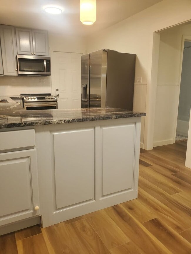 Building Photo - Newly Renovated 3 bedroom Single Family Ho...