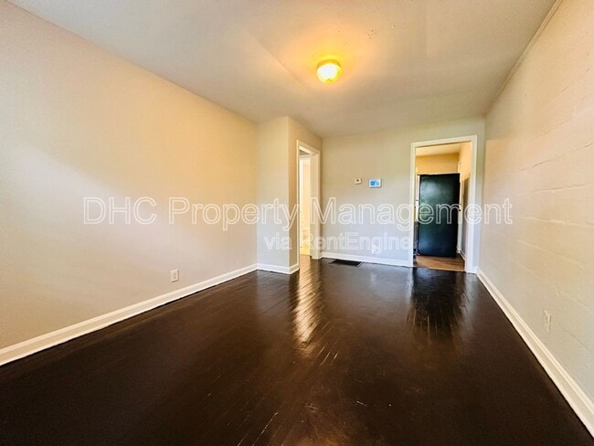 Building Photo - 2125 Larchwood Rd SW