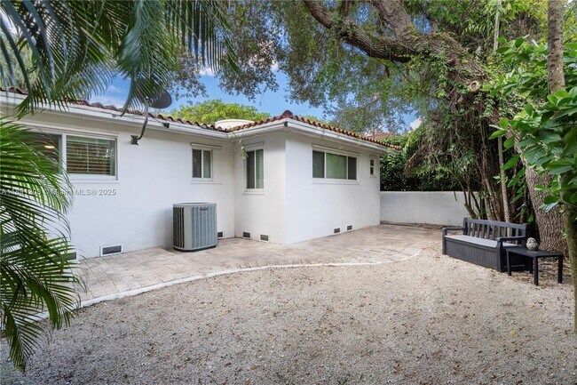 Building Photo - 605 Altara Ave