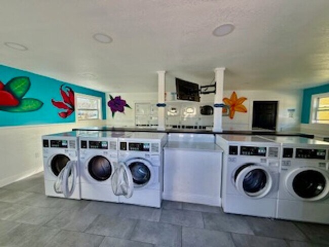Building Photo - Charming 3-Bedroom, 2-Bathroom Condo in De...