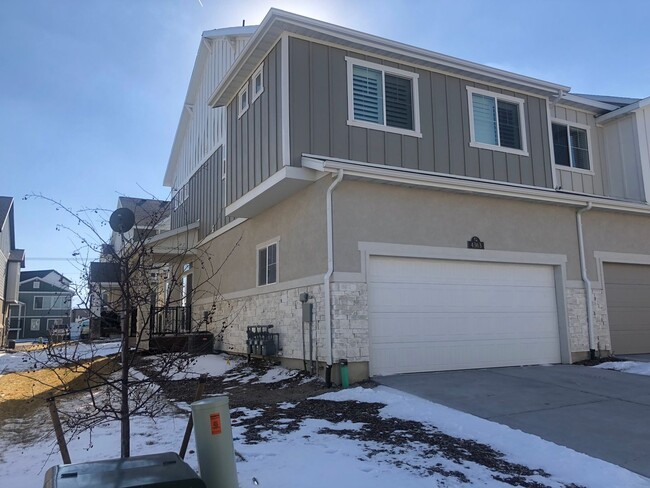 Building Photo - Nearly New Lehi Row End Townhome W 2 attac...