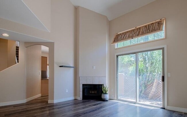 Building Photo - Gorgeous 2/2.5 condo for rent in Scottsdale.