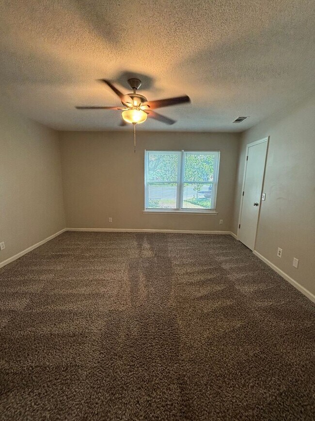 Building Photo - Don’t Miss Out on This Charming 3 Bed, 2 B...