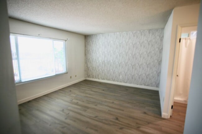 Building Photo - 3br, 2ba in a Great Family Neighborhood Av...