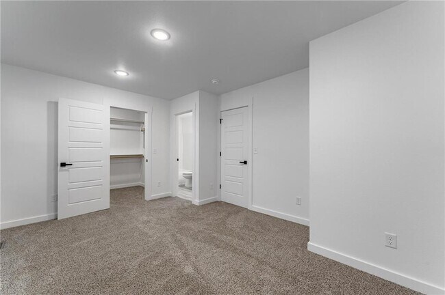 Building Photo - 751 St Charles Pl