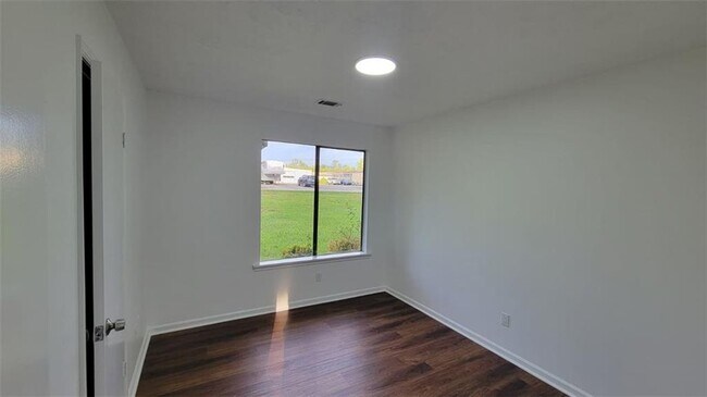 Building Photo - 389 Rosser Rd