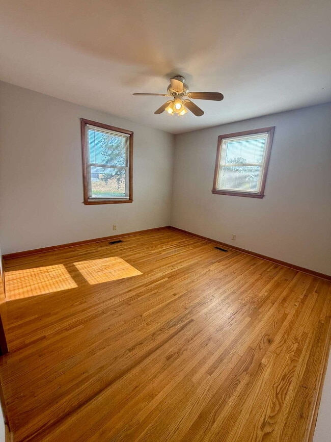 Building Photo - 3BR/2BA Home in Springfield surrounded by ...