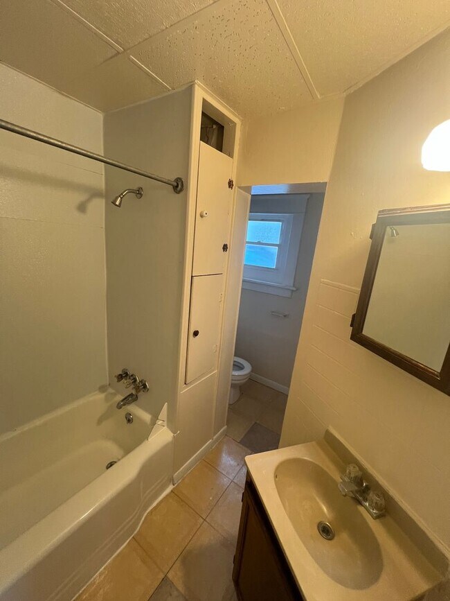 Building Photo - 820 Hess Ave