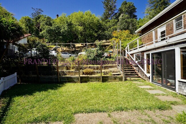 Building Photo - Classic, Modern and Private Home with Fres...