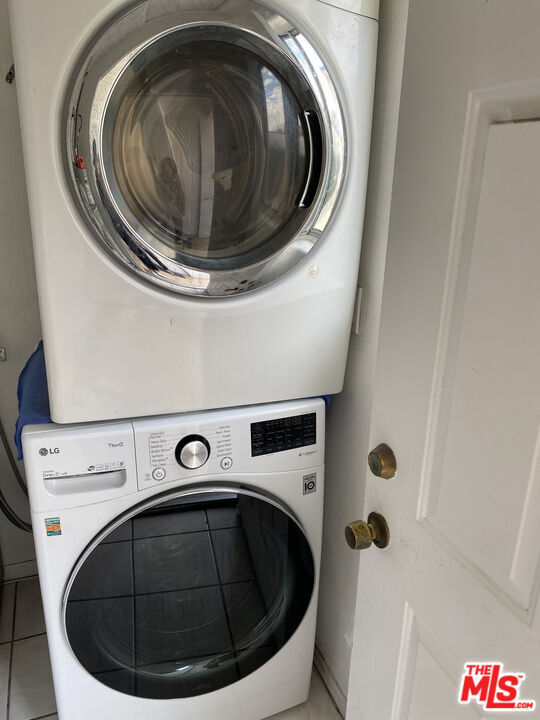 Building Photo - 451 S La Peer Dr