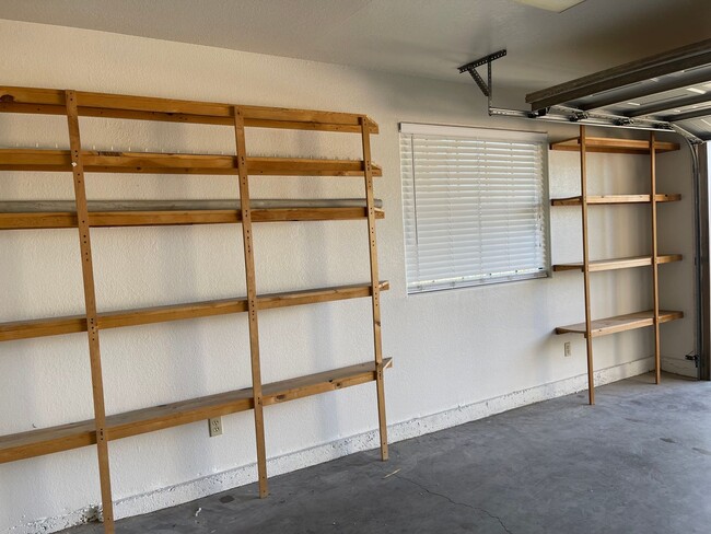 Building Photo - Victorville- Beautiful 3 Bedroom Home in G...