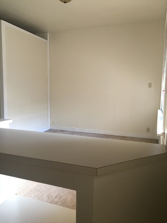 Building Photo - Studio/Efficiency Bungalow with a Loft