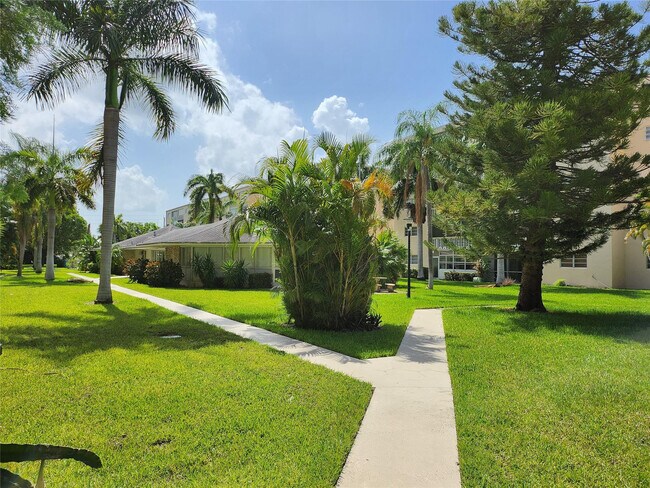 Building Photo - 219 NE 14th Ave