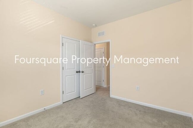 Building Photo - Townhome| Screened -In Back Porch |One Car...