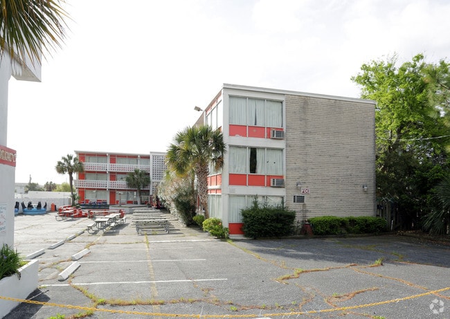 Building Photo - Palms Court