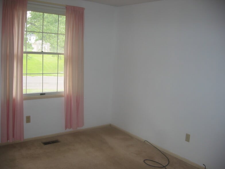 Second bedroon - 8258 Larkspur Dr