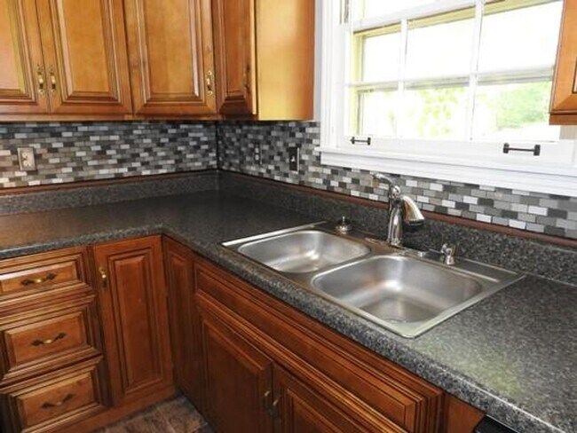 Building Photo - Coming SOON! 4 Bedroom with 2 living rooms! 1.5 Bath near Dover Rd!