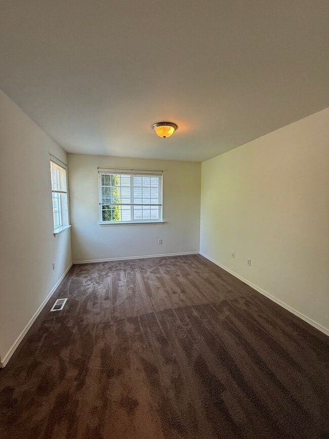 Building Photo - Spacious 4 Bed 3 Bath Home in a Prime Loca...