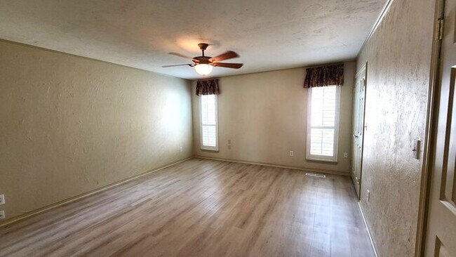 Building Photo - 3 Bed 2 Bath Townhome in Lakehurst Add NW OKC