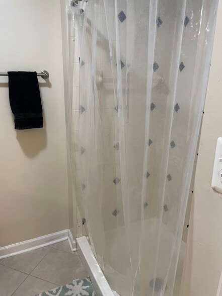 Walk-in shower - 7288 Beechtree Ct