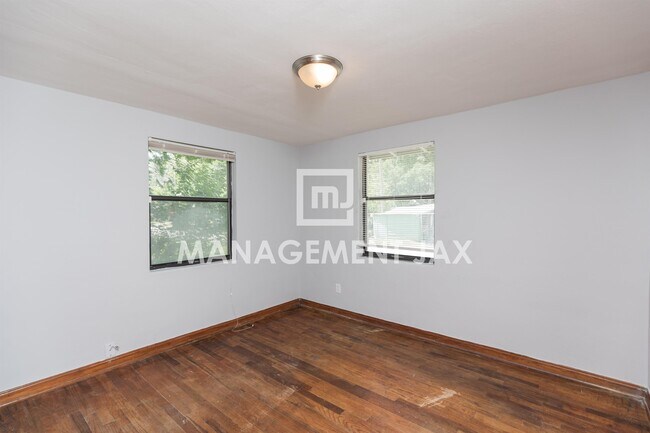 Building Photo - 1598 W 33rd St