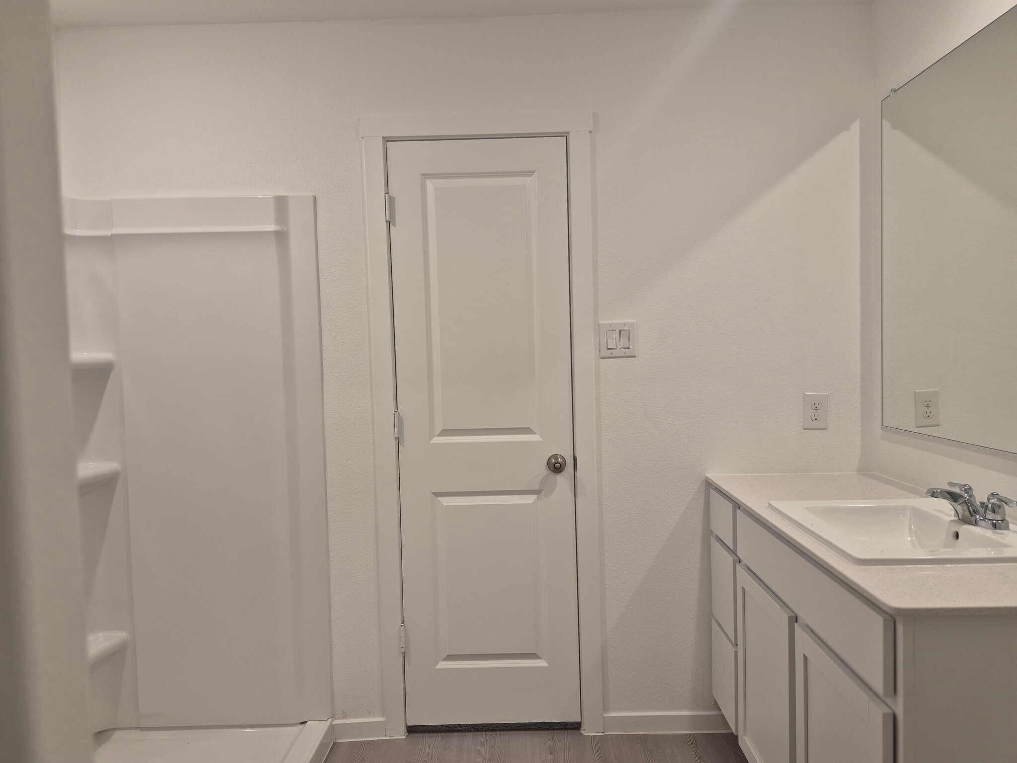 Master Suite Bathroom - 7908 Clements St